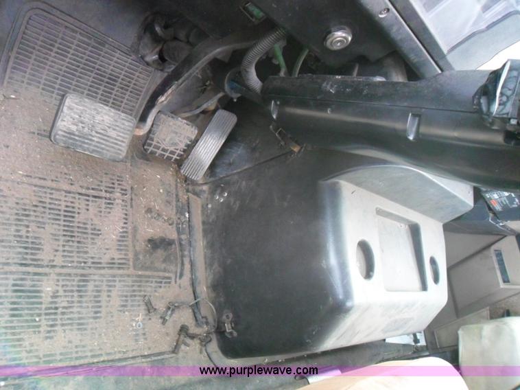 image for item AB9242 1992 International 8100 semi truck