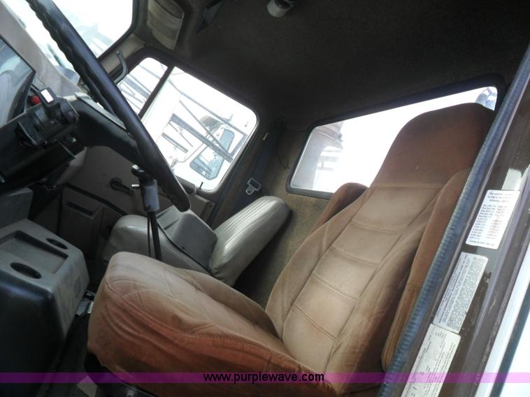 image for item AB9242 1992 International 8100 semi truck