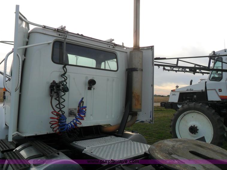 image for item AB9242 1992 International 8100 semi truck