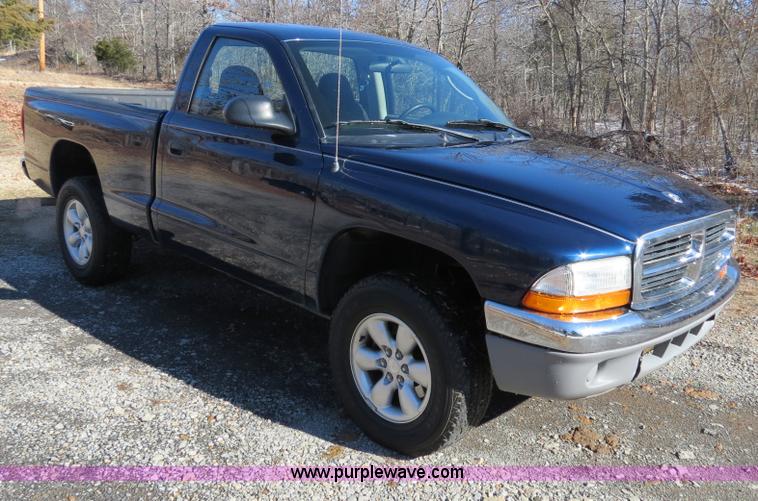 image for item B4557 2004 Dodge Dakota SLT pickup truck