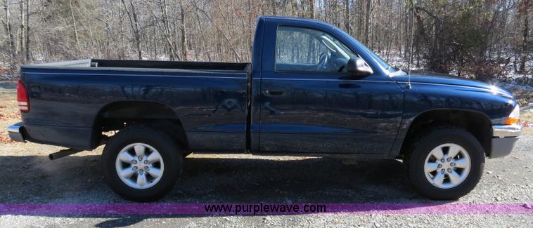 image for item B4557 2004 Dodge Dakota SLT pickup truck