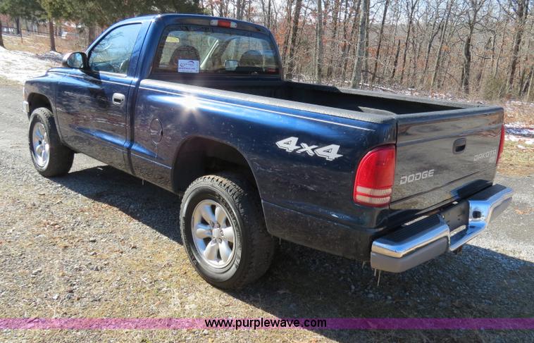 image for item B4557 2004 Dodge Dakota SLT pickup truck