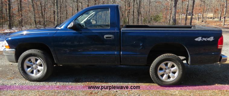 image for item B4557 2004 Dodge Dakota SLT pickup truck