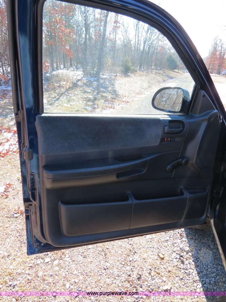 image for item B4557 2004 Dodge Dakota SLT pickup truck