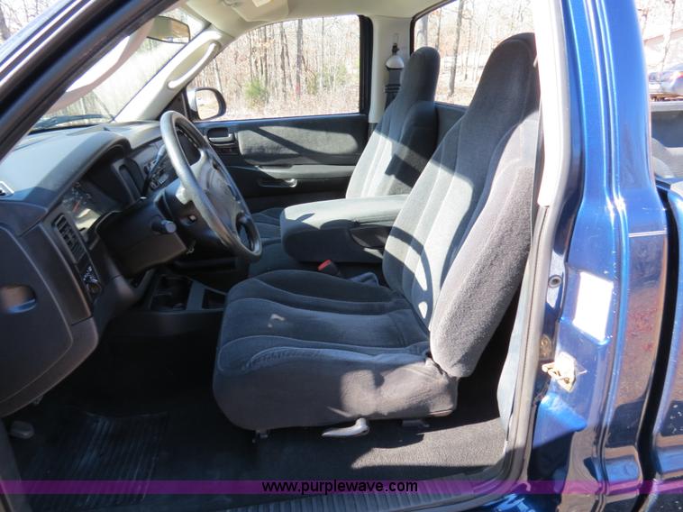 image for item B4557 2004 Dodge Dakota SLT pickup truck