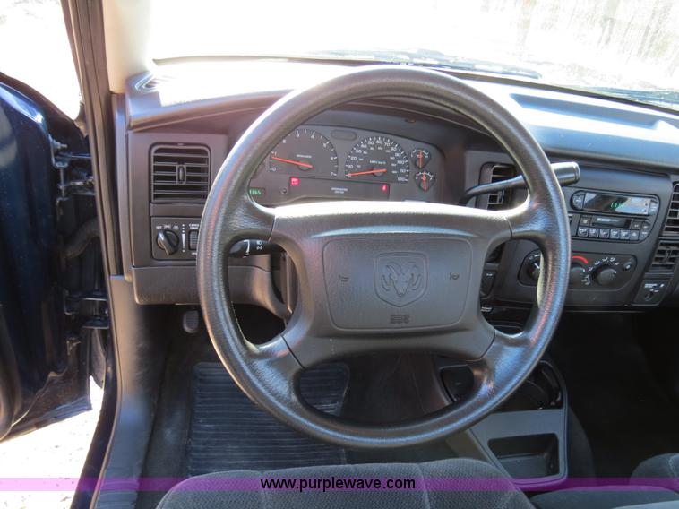 image for item B4557 2004 Dodge Dakota SLT pickup truck