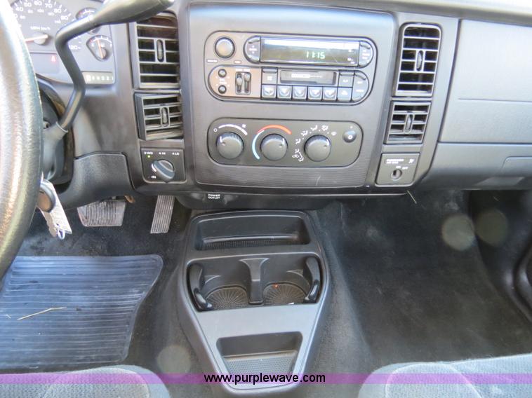image for item B4557 2004 Dodge Dakota SLT pickup truck