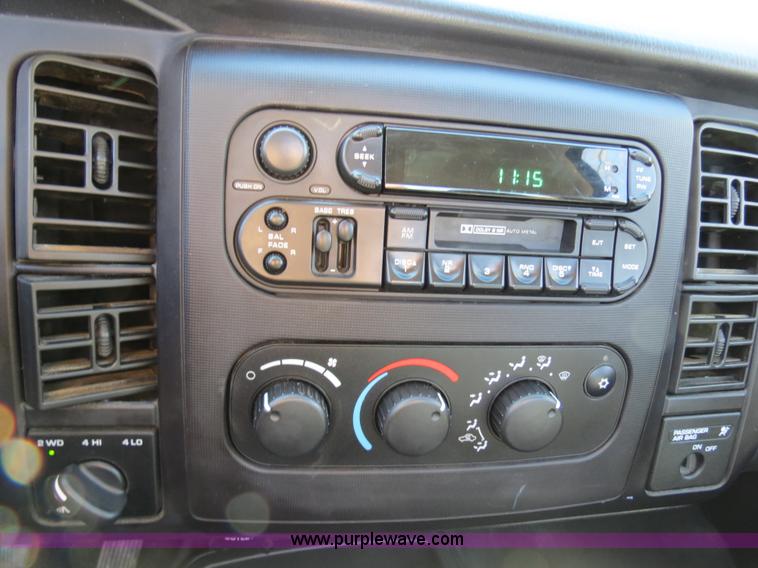 image for item B4557 2004 Dodge Dakota SLT pickup truck