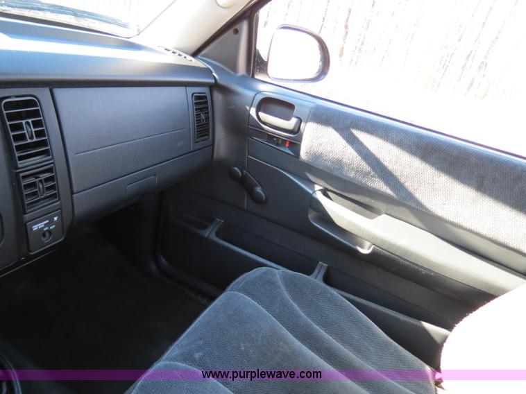 image for item B4557 2004 Dodge Dakota SLT pickup truck