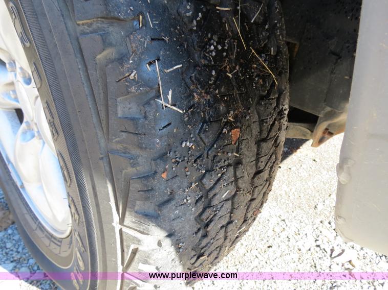 image for item B4557 2004 Dodge Dakota SLT pickup truck