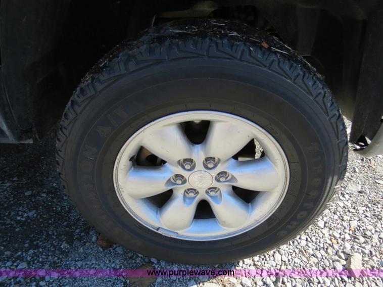 image for item B4557 2004 Dodge Dakota SLT pickup truck