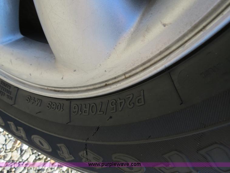 image for item B4557 2004 Dodge Dakota SLT pickup truck