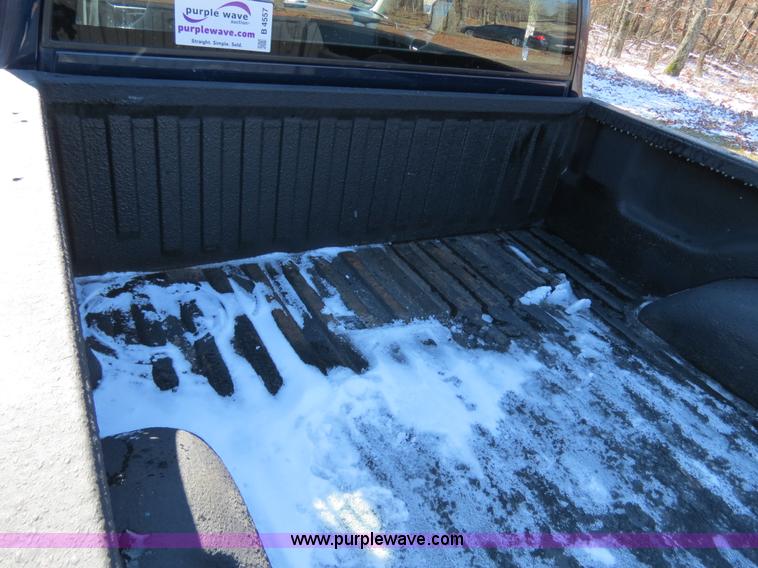 image for item B4557 2004 Dodge Dakota SLT pickup truck