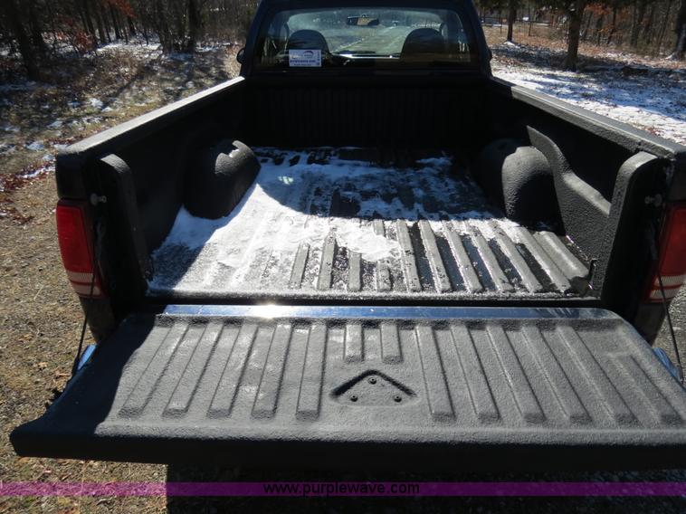 image for item B4557 2004 Dodge Dakota SLT pickup truck