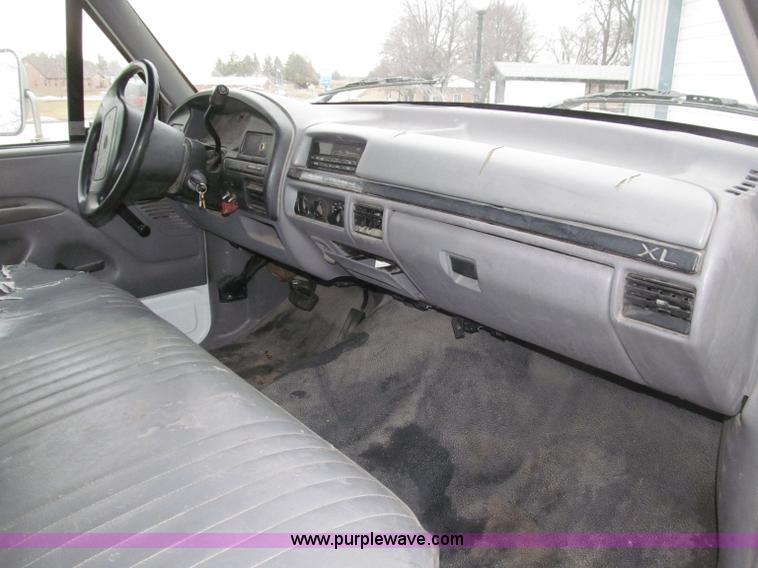 image for item B5319 1997 Ford F350 XL 35' boom truck