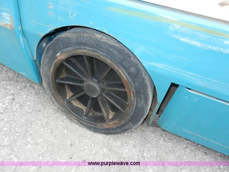 image for item D4593 Tennant 8400 industrial floor sweeper/scrubber