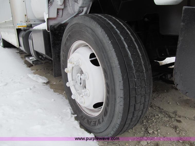 image for item D7065 1993 GMC TopKick SLE box truck