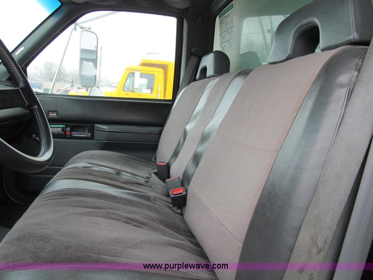 image for item D7065 1993 GMC TopKick SLE box truck