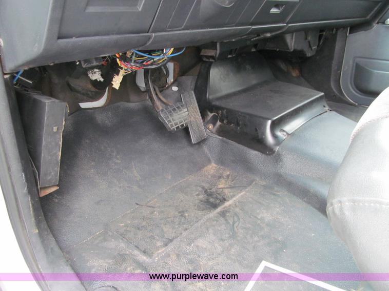 image for item D7065 1993 GMC TopKick SLE box truck