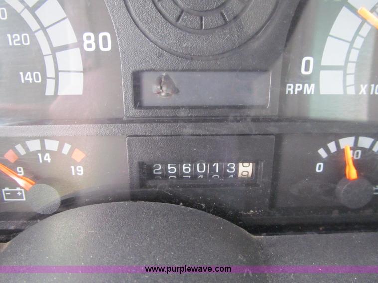 image for item D7065 1993 GMC TopKick SLE box truck