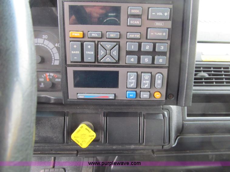 image for item D7065 1993 GMC TopKick SLE box truck