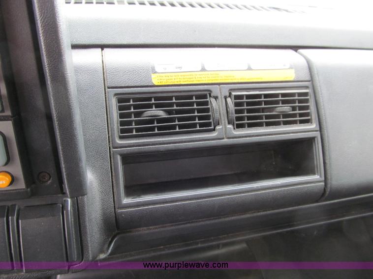 image for item D7065 1993 GMC TopKick SLE box truck