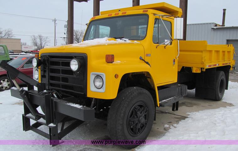 image for item D7066 1989 International 1754 plow truck