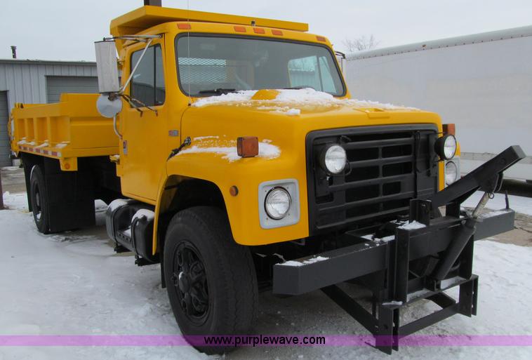 image for item D7066 1989 International 1754 plow truck