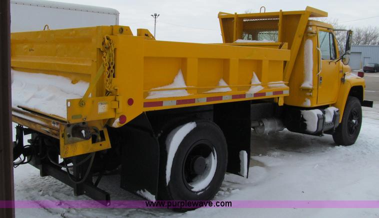 image for item D7066 1989 International 1754 plow truck