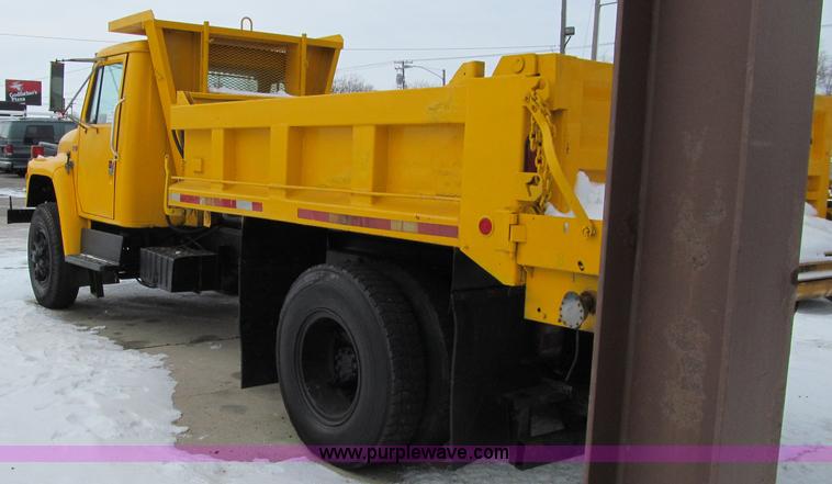 image for item D7066 1989 International 1754 plow truck