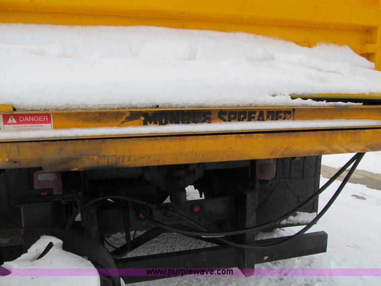 image for item D7066 1989 International 1754 plow truck