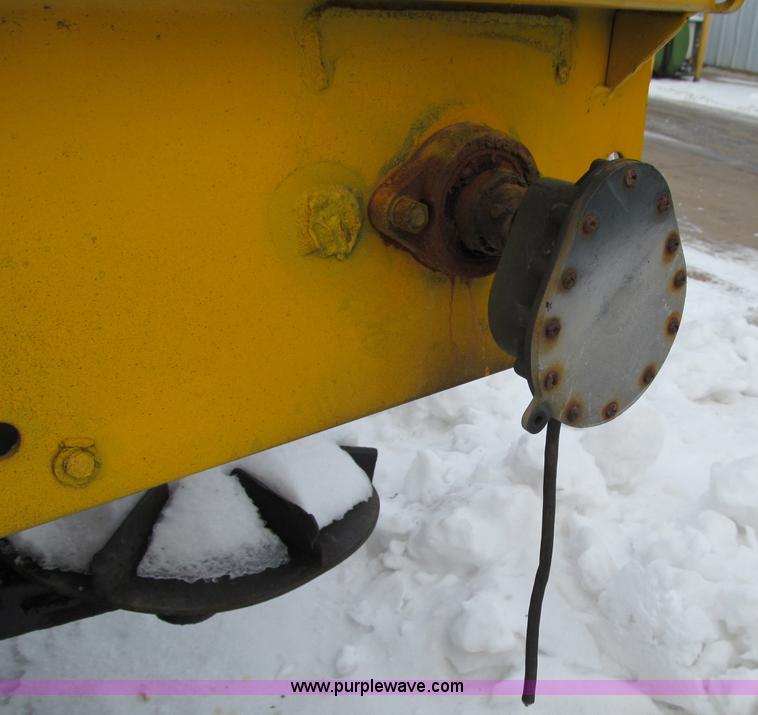 image for item D7066 1989 International 1754 plow truck