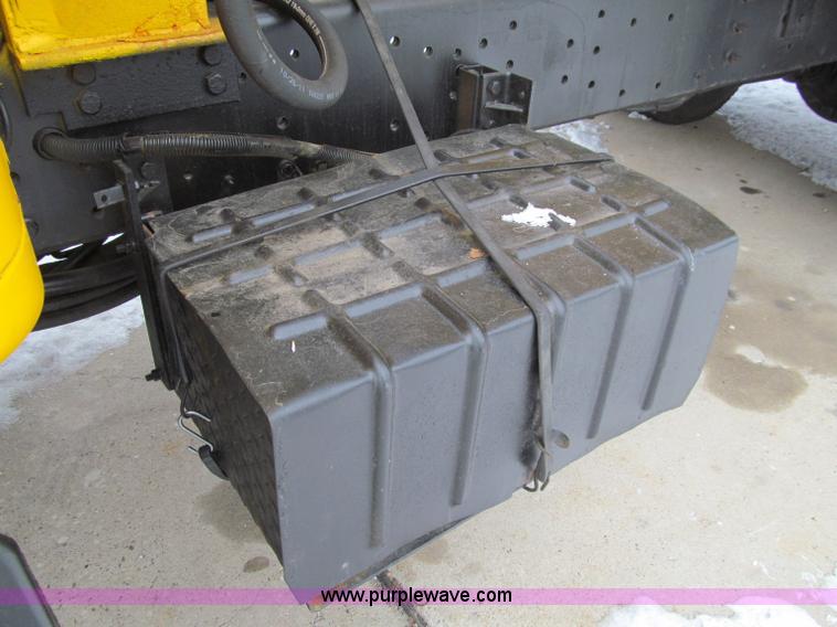 image for item D7066 1989 International 1754 plow truck