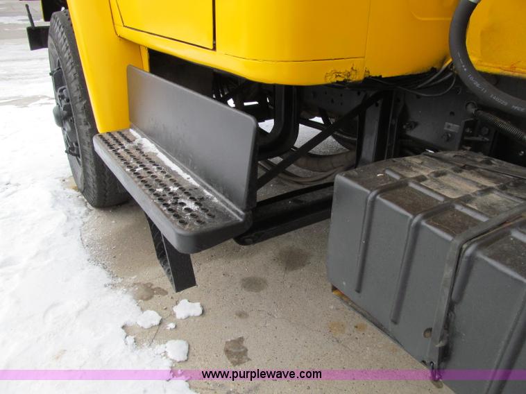 image for item D7066 1989 International 1754 plow truck