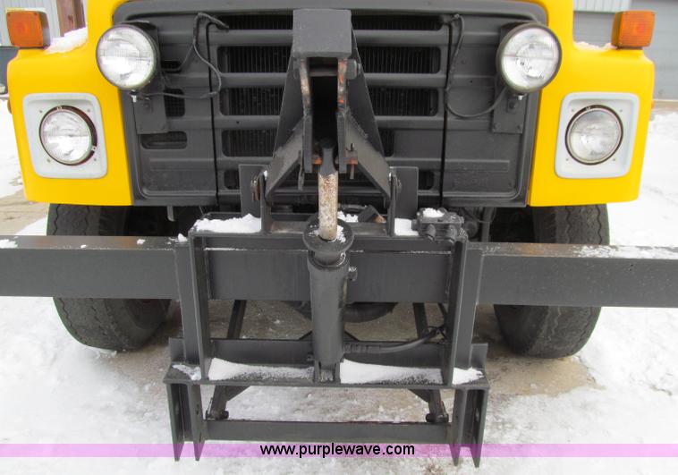 image for item D7066 1989 International 1754 plow truck