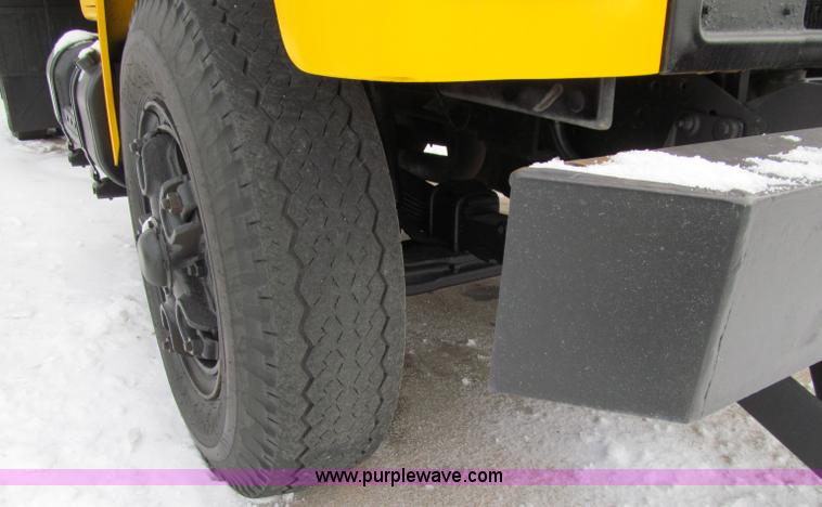 image for item D7066 1989 International 1754 plow truck