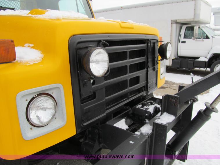 image for item D7066 1989 International 1754 plow truck