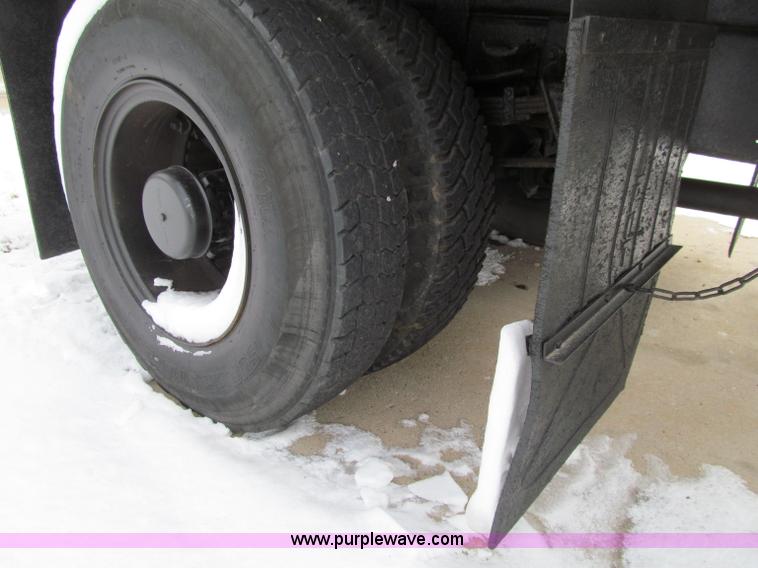 image for item D7066 1989 International 1754 plow truck