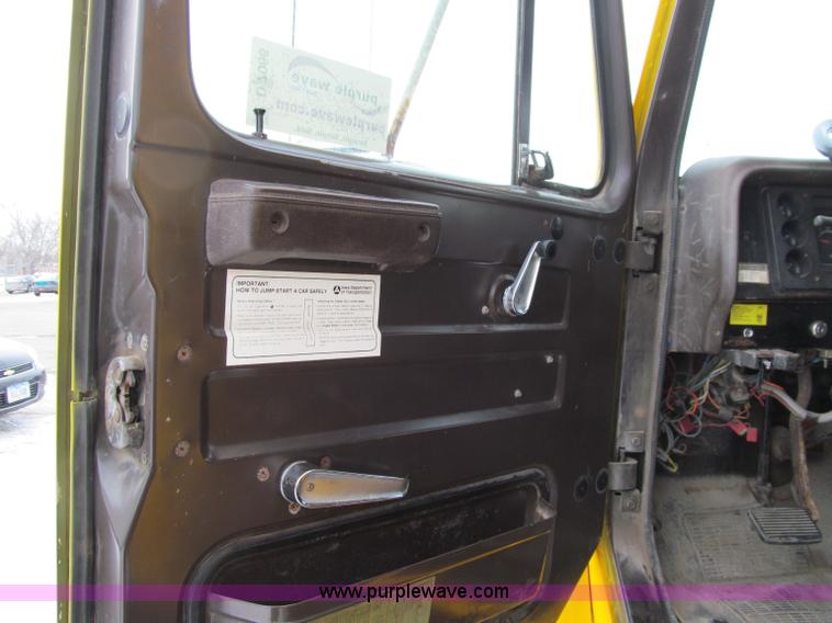 image for item D7066 1989 International 1754 plow truck