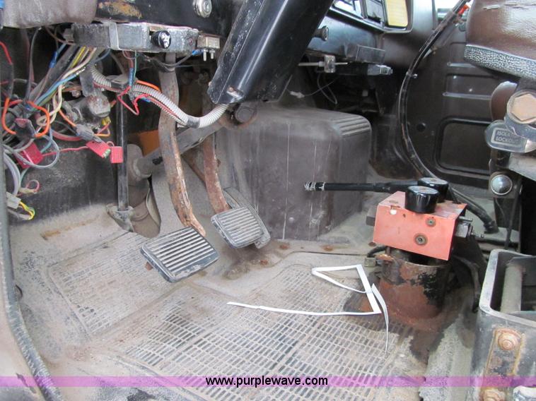 image for item D7066 1989 International 1754 plow truck