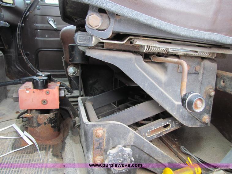 image for item D7066 1989 International 1754 plow truck