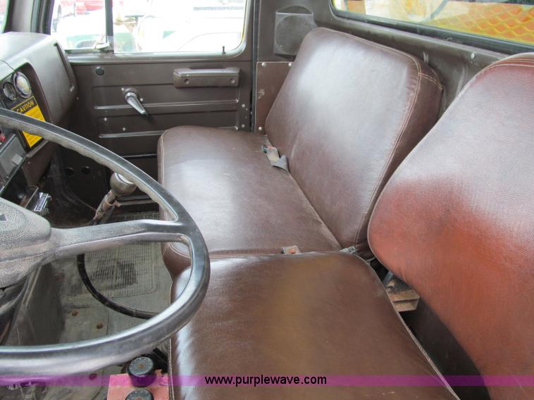 image for item D7066 1989 International 1754 plow truck