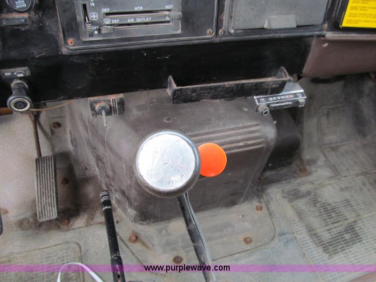 image for item D7066 1989 International 1754 plow truck