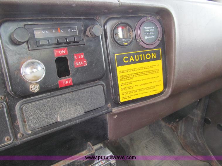 image for item D7066 1989 International 1754 plow truck