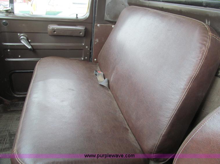 image for item D7066 1989 International 1754 plow truck