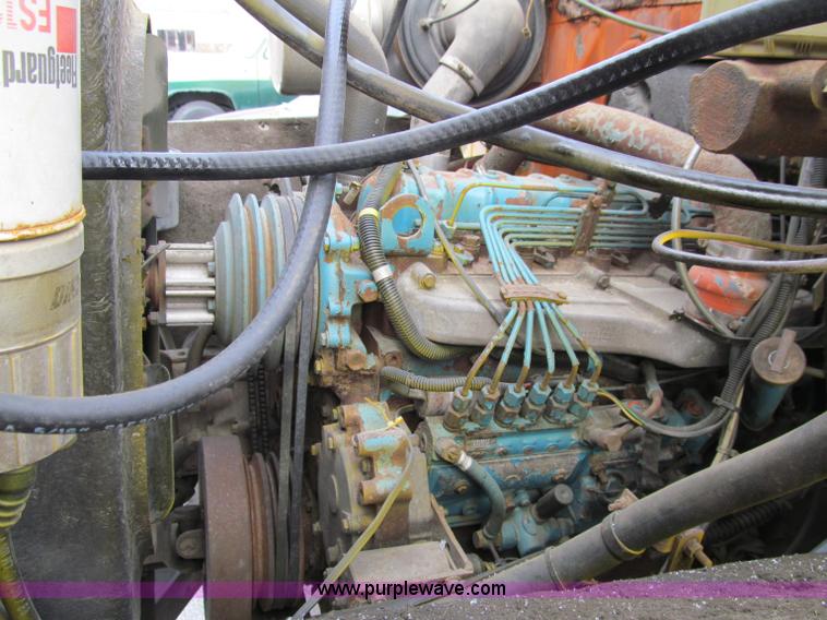 image for item D7066 1989 International 1754 plow truck