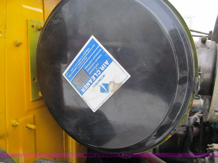 image for item D7066 1989 International 1754 plow truck