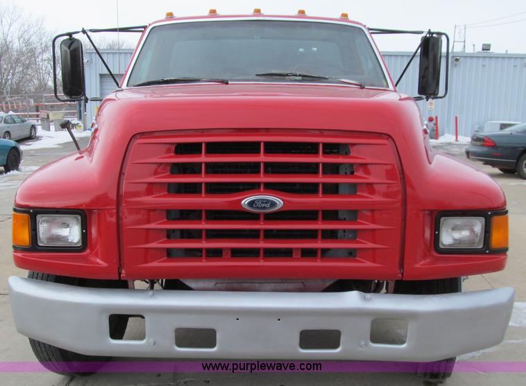 image for item D7068 1995 Ford F800 flatbed truck