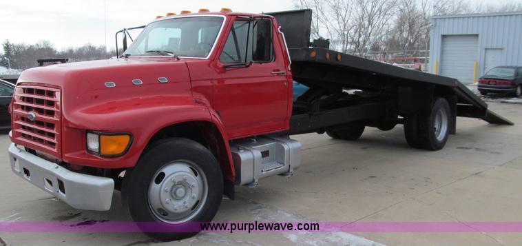 image for item D7068 1995 Ford F800 flatbed truck