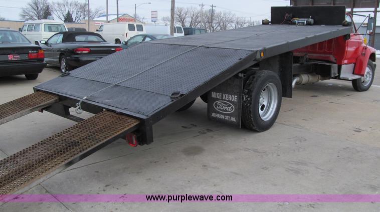 image for item D7068 1995 Ford F800 flatbed truck